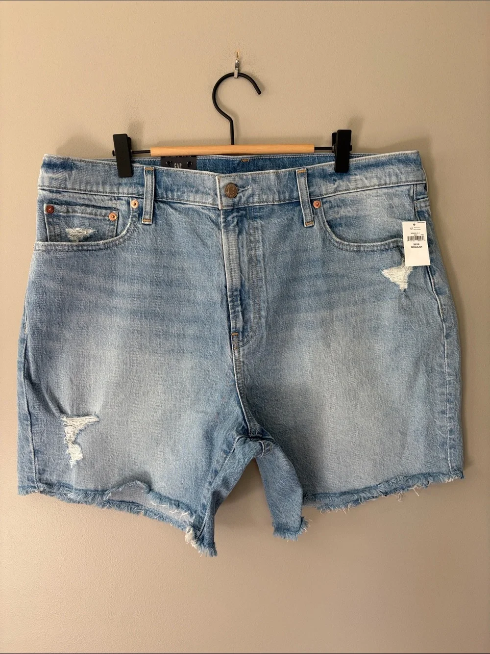 GAP Cheeky Midi Short High Rise 6” Light Wash Blue Size 33/16R Raw Hem NWT